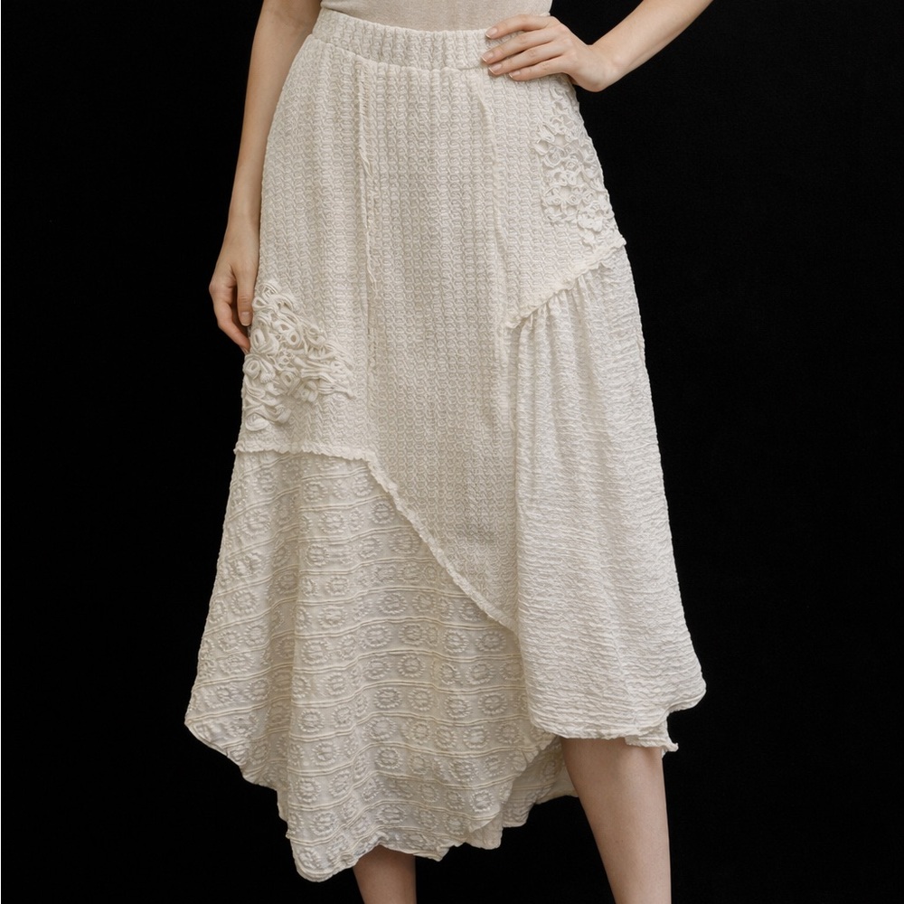 POL Elegant White Textured Skirt